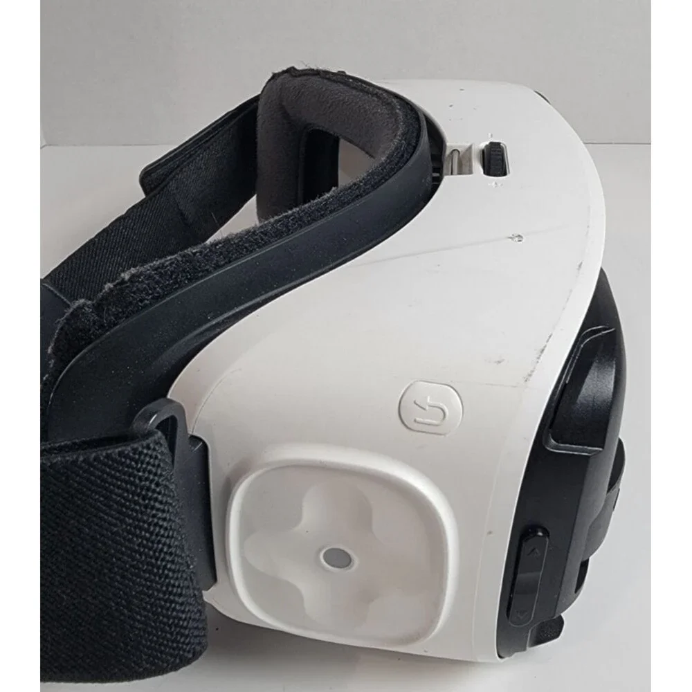 Samsung Gear VR SM-R322 Headset Powered Oculus White For Parts Repair Untested